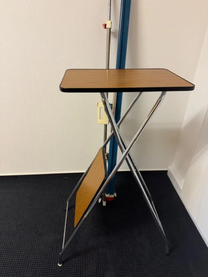 Projektionstisch und Leinwand